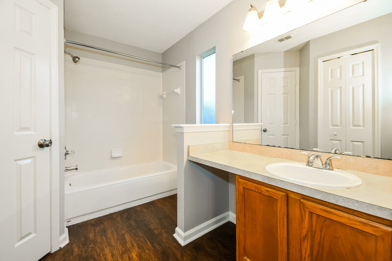 2,200/Mo, 2025 Hunters Trace Cir Middleburg, FL 32068 Main Bathroom View