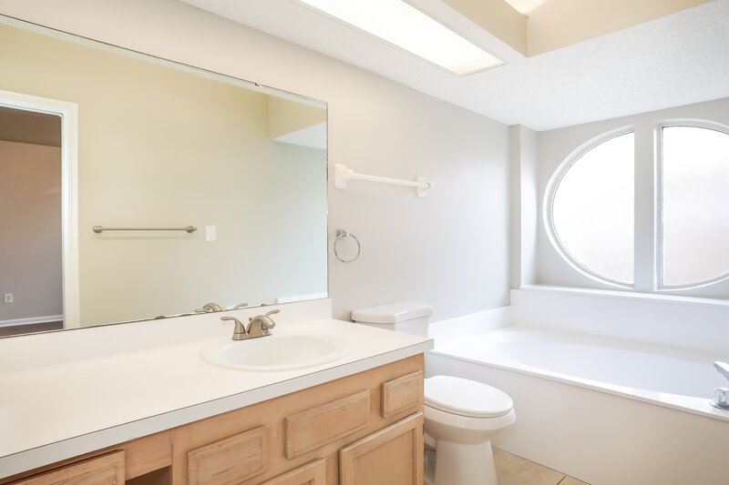 1,860/Mo, 380 Willow Green Dr Orange Park, FL 32073 Main Bathroom View