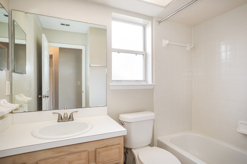 1,860/Mo, 380 Willow Green Dr Orange Park, FL 32073 Bathroom View