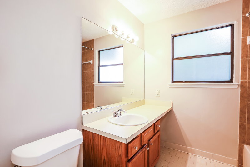 1,880/Mo, 3759 Lumberjack Way Jacksonville, FL 32223 Main Bathroom View