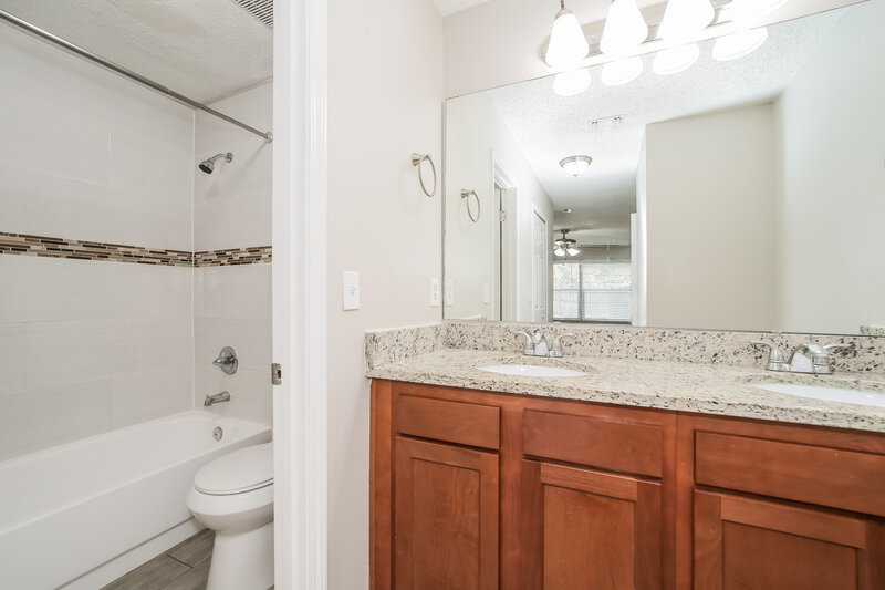 1,865/Mo, 593 Benjamin Harrison St Orange Park, FL 32073 Main Bathroom View
