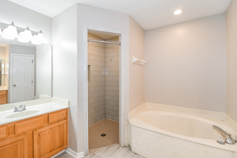 2,225/Mo, 1920 Harbor Island Dr Fleming Island, FL 32003 Main Bathroom View