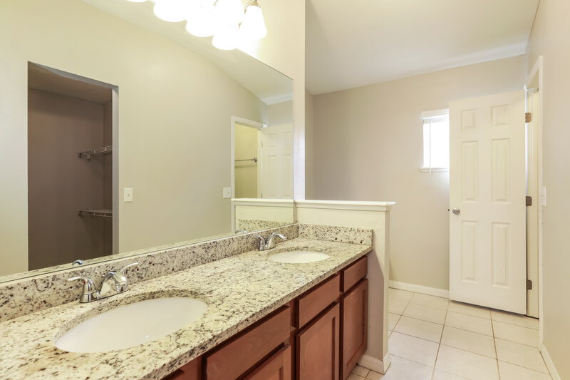 2,105/Mo, 7390 Overland Park Blvd Jacksonville, FL 32244 Main Bathroom View