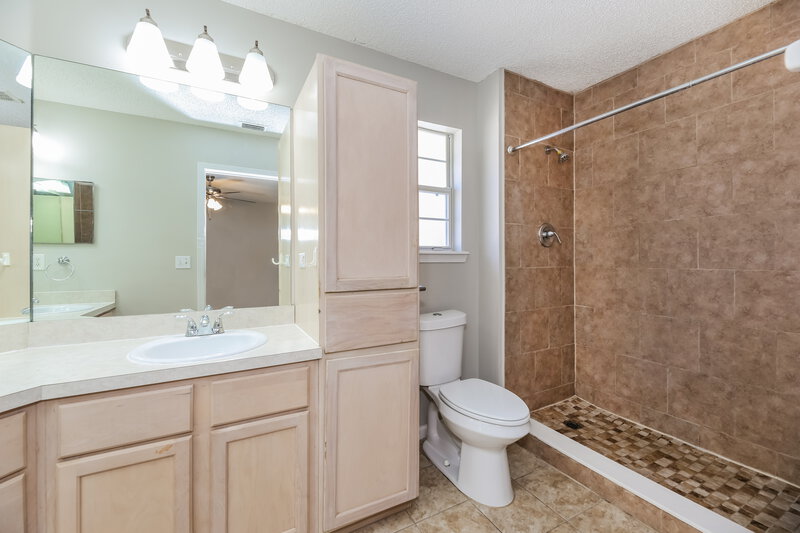2,280/Mo, 11309 Finchley Ln Jacksonville, FL 32223 Main Bathroom View