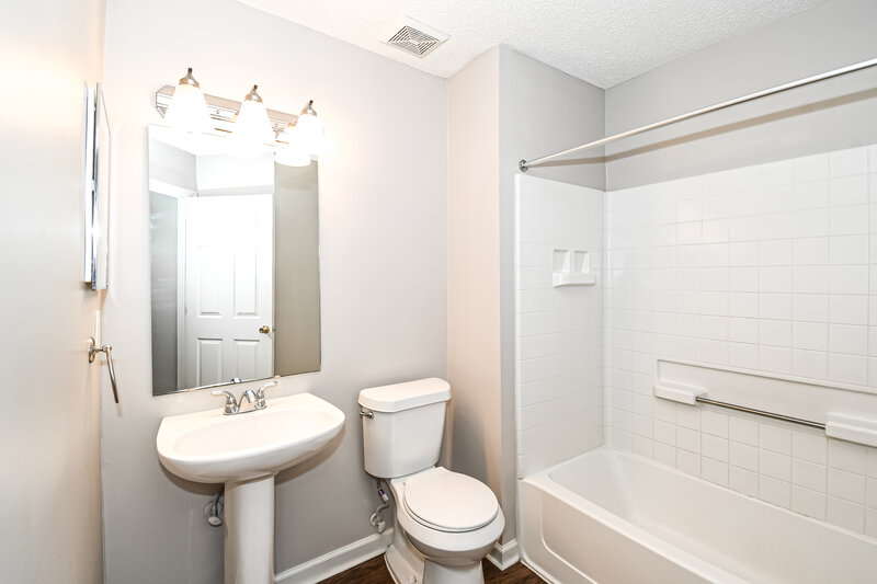 1,680/Mo, 1125 Buccaneer Blvd Green Cove Springs, FL 32043 Bathroom View