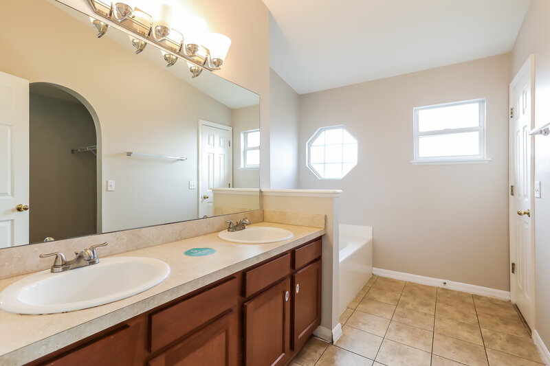 1,910/Mo, 7324 Spring Hill Rd Jacksonville, FL 32244 Main Bathroom View