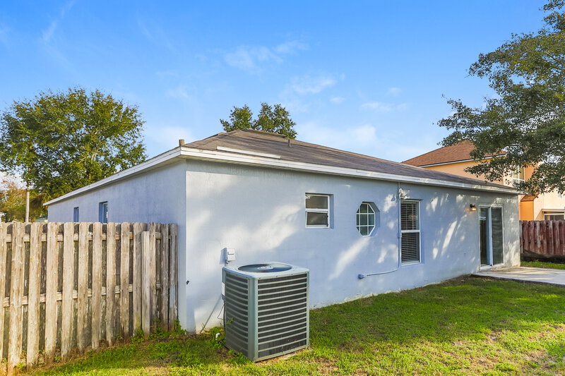 1,910/Mo, 7324 Spring Hill Rd Jacksonville, FL 32244 Rear View