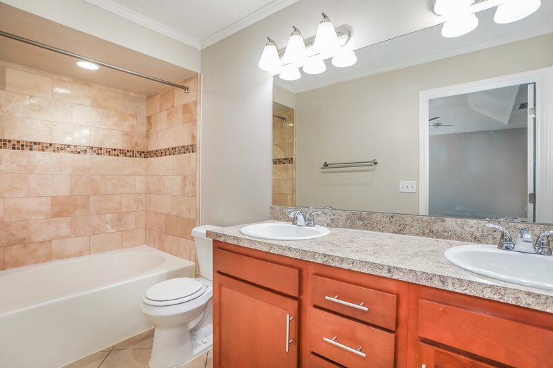 1,760/Mo, 2672 Secret Harbor Dr Orange Park, FL 32065 Main Bathroom View