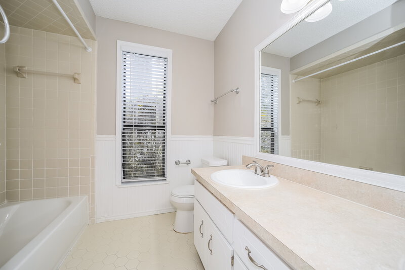 2,215/Mo, 3167 Laurel Grove S Jacksonville, FL 32223 Main Bathroom View