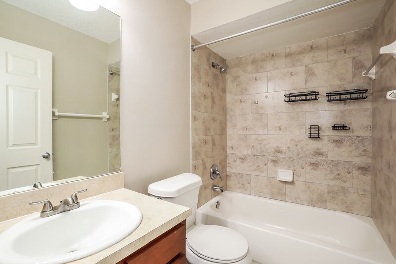 1,580/Mo, 3032 Twin Oak Dr S Middleburg, FL 32068 Bathroom View