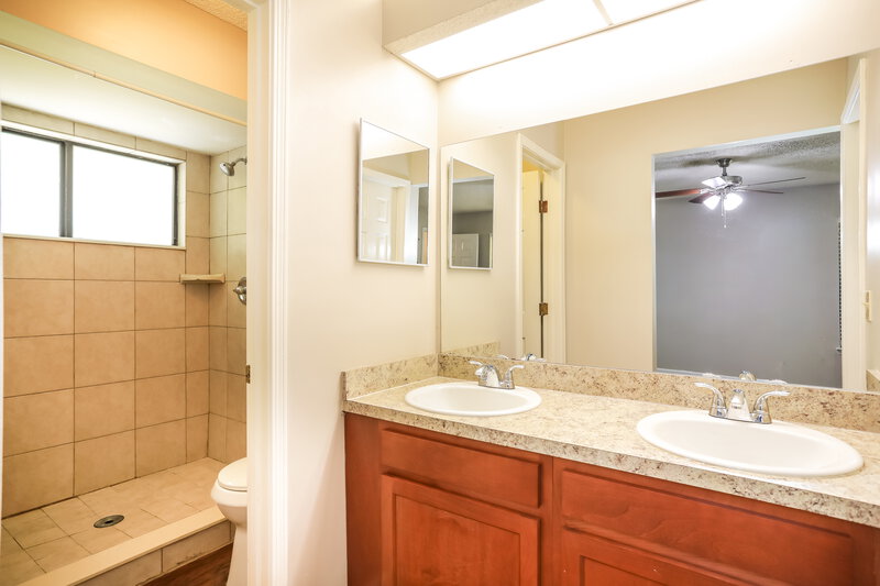 2,025/Mo, 3413 Deerfield Pointe Dr Orange Park, FL 32073 Main Bathroom View