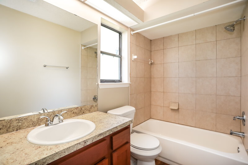 2,025/Mo, 3413 Deerfield Pointe Dr Orange Park, FL 32073 Bathroom View