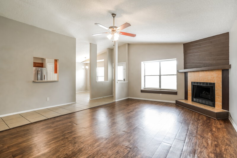 1,910/Mo, 805 Elmwood St Orange Park, FL 32065 Living Room View 2