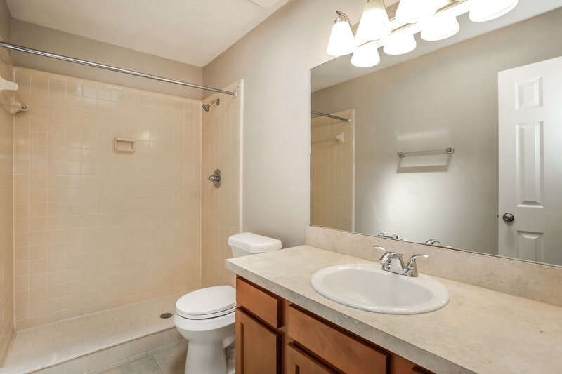 1,910/Mo, 805 Elmwood St Orange Park, FL 32065 Main Bathroom View