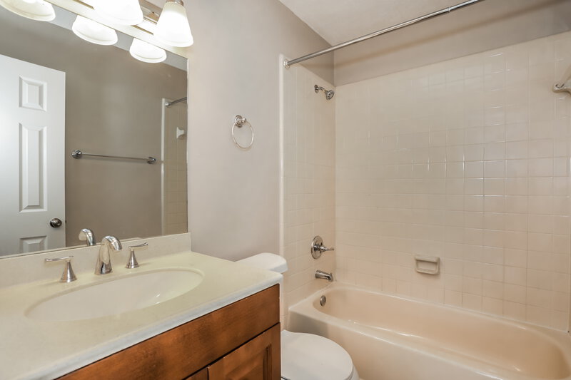 1,910/Mo, 805 Elmwood St Orange Park, FL 32065 Bathroom View