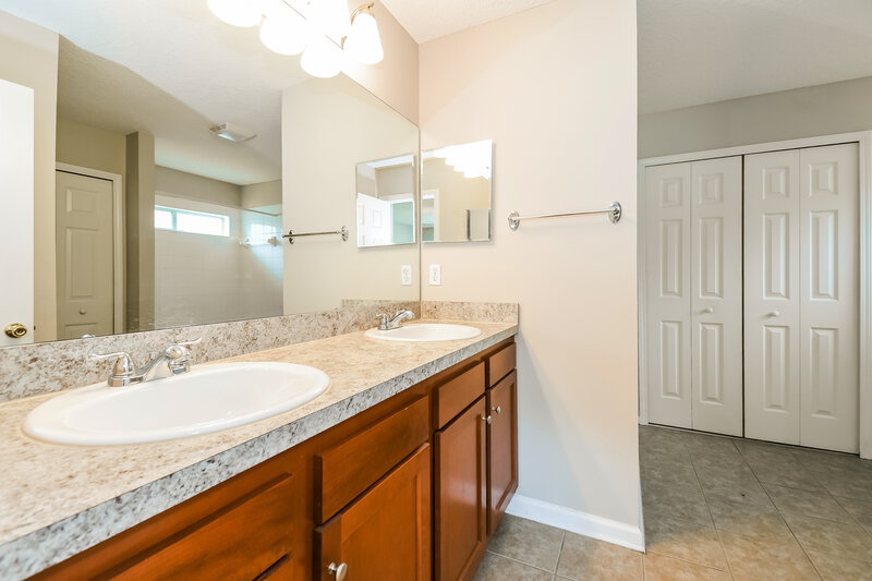 2,200/Mo, 3146 White Heron Trl Orange Park, FL 32073 Main Bathroom View