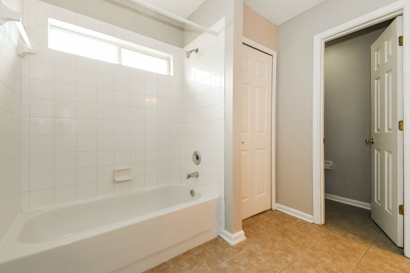 2,200/Mo, 3146 White Heron Trl Orange Park, FL 32073 Main Bathroom View 2