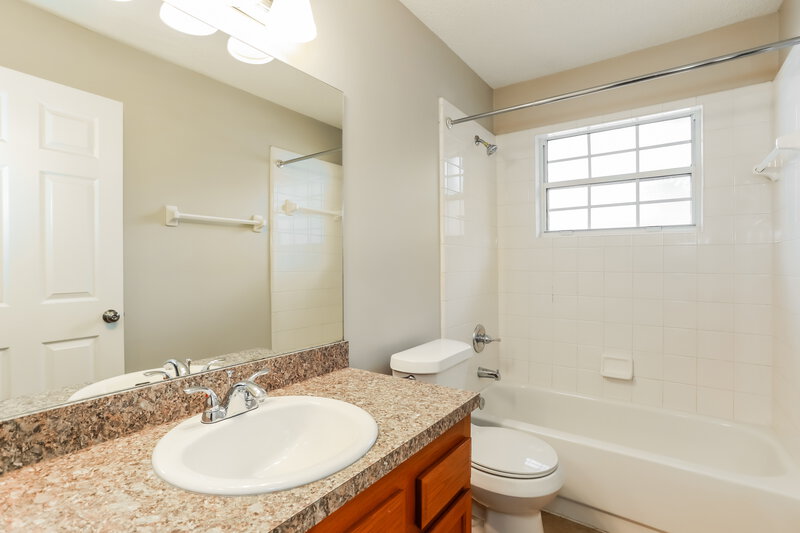 1,940/Mo, 8063 Macdougall Dr E Jacksonville, FL 32244 Bathroom View