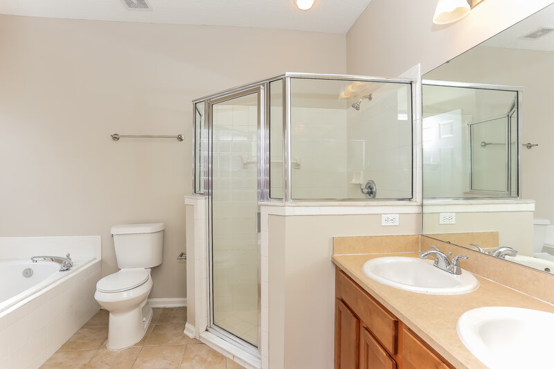 1,810/Mo, 2837 Cross Creek Dr Green Cove Springs, FL 32043 Main Bathroom View