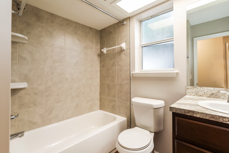 1,690/Mo, 7971 Copperfield Cir N Jacksonville, FL 32244 Bathroom View