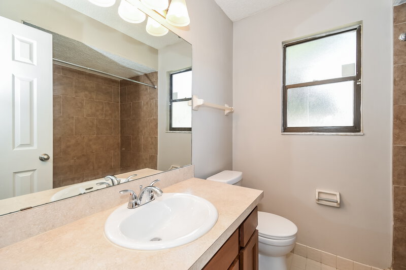 1,845/Mo, 8275 Crosswind Rd Jacksonville, FL 32244 Main Bathroom View