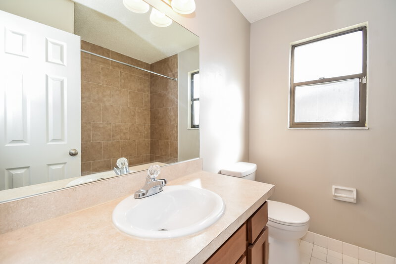 1,845/Mo, 8275 Crosswind Rd Jacksonville, FL 32244 Bathroom View