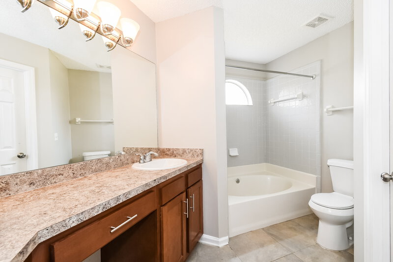2,430/Mo, 1523 Slash Pine Ct Orange Park, FL 32073 Main Bathroom View