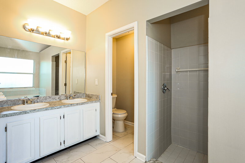 1,765/Mo, 3827 Star Leaf Rd Jacksonville, FL 32210 Main Bathroom View