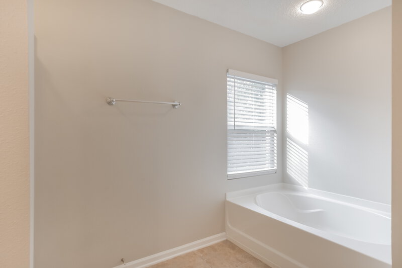 2,090/Mo, 174 N Aberdeenshire Dr Saint Johns, FL 32259 Main Bathroom View 2