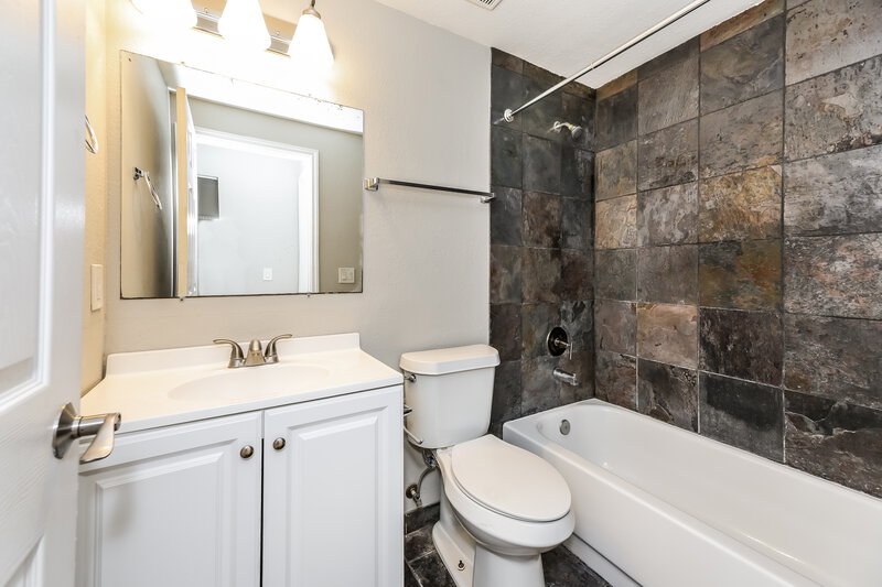 2,155/Mo, 3013 Hampstead Dr Jacksonville, FL 32225 Bathroom View