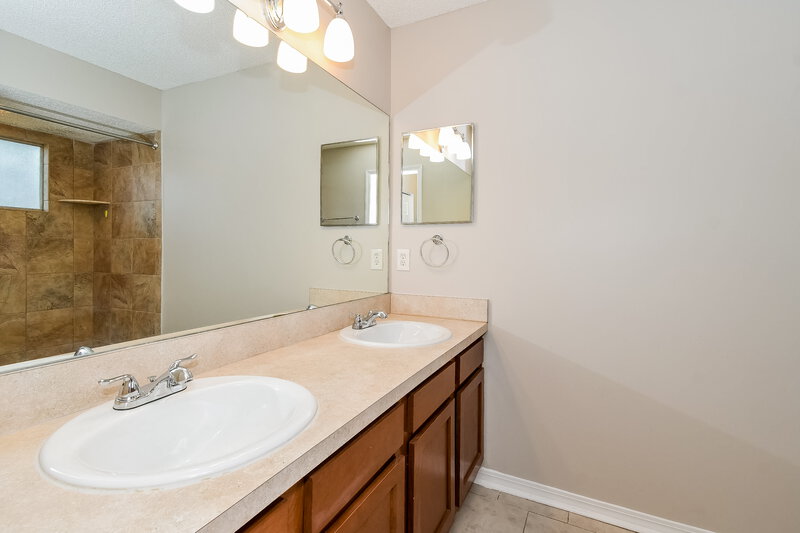 1,980/Mo, 11130 Losco Junction Dr S Jacksonville, FL 32257 Main Bathroom View
