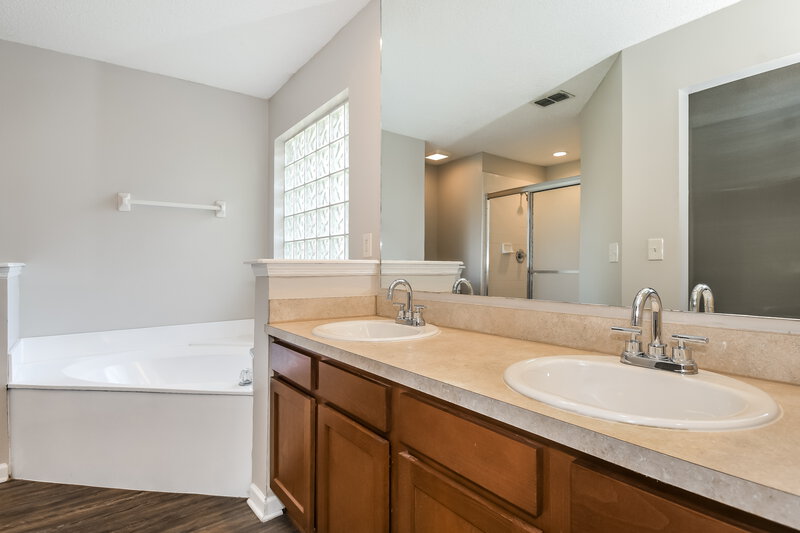 2,085/Mo, 7955 Ortega Bluff Pkwy Jacksonville, FL 32244 Main Bathroom View