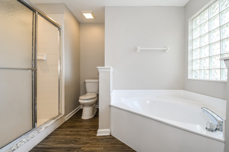 2,085/Mo, 7955 Ortega Bluff Pkwy Jacksonville, FL 32244 Main Bathroom View 2