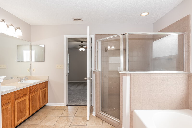 1,870/Mo, 2557 Cold Creek Blvd Jacksonville, FL 32221 Main Bathroom View