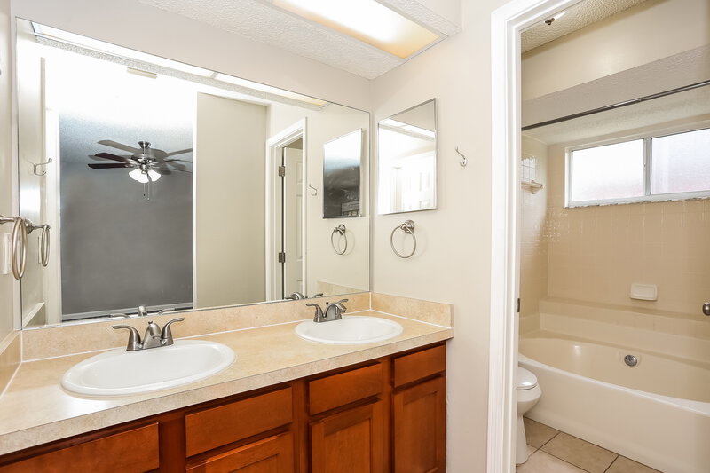 2,140/Mo, 9260 Topohill Ct Jacksonville, FL 32225 Main Bathroom View