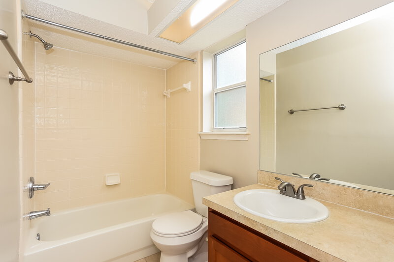 2,140/Mo, 9260 Topohill Ct Jacksonville, FL 32225 Bathroom View