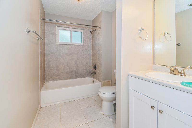 2,200/Mo, 2697 Diplomat Ct Jacksonville, FL 32246 Main Bathroom View