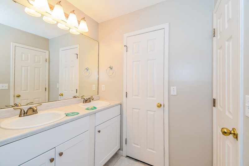 2,200/Mo, 2697 Diplomat Ct Jacksonville, FL 32246 Main Bathroom View 2