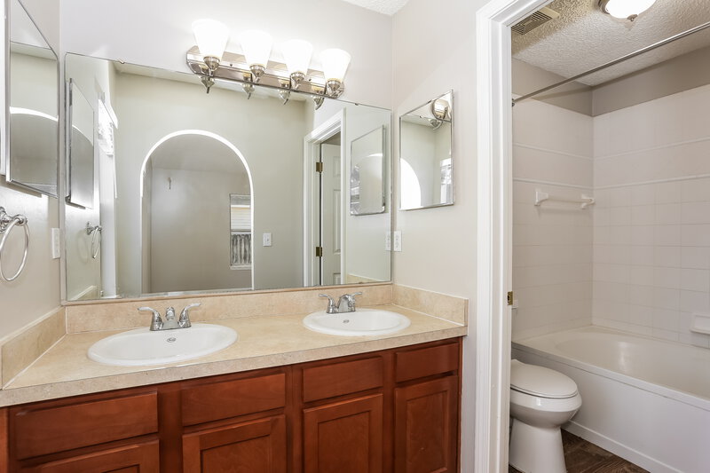 1,830/Mo, 1148 Brookwood Bluff Rd E Jacksonville, FL 32225 Main Bathroom View
