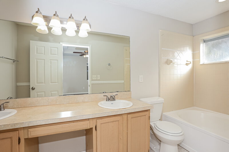 1,945/Mo, 11340 Trotting Horse Ln S Jacksonville, FL 32225 Main Bathroom View