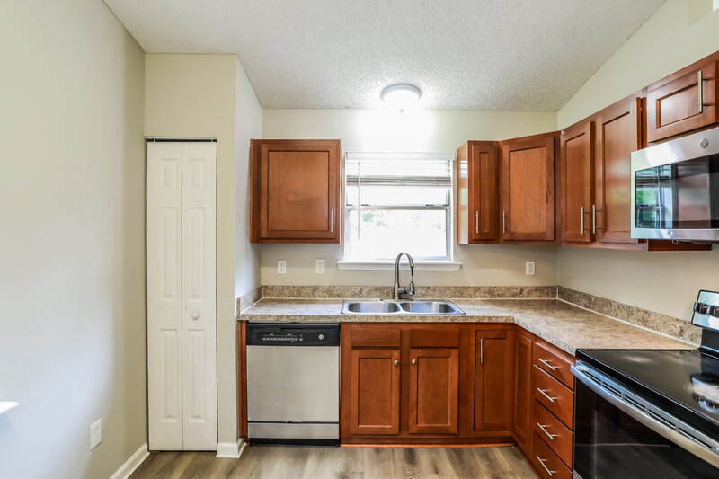 1,765/Mo, 8072 Honeysuckle Ln Jacksonville, FL 32244 Kitchen View 2