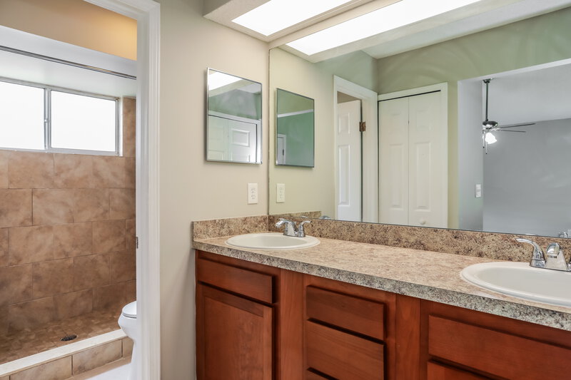 1,765/Mo, 8072 Honeysuckle Ln Jacksonville, FL 32244 Main Bathroom View