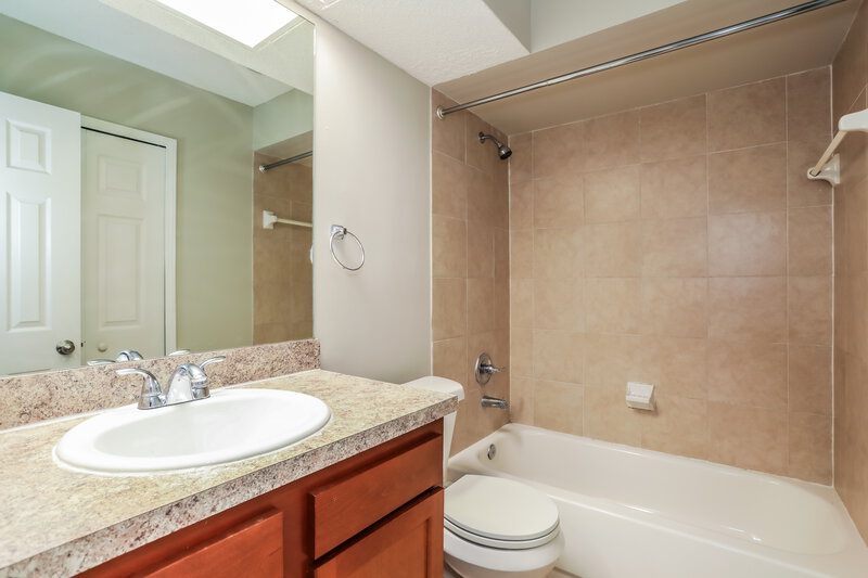 1,765/Mo, 8072 Honeysuckle Ln Jacksonville, FL 32244 Bathroom View