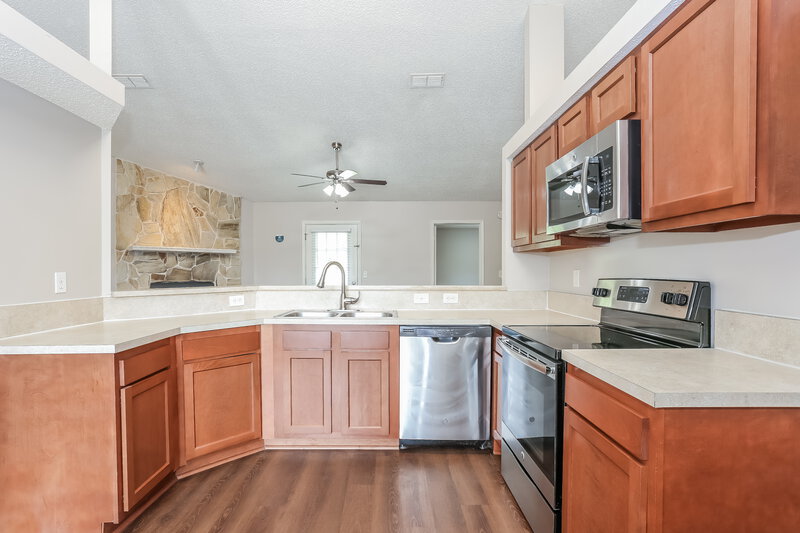 1,750/Mo, 2015 Cardiff Ln Middleburg, FL 32068 Kitchen View 2