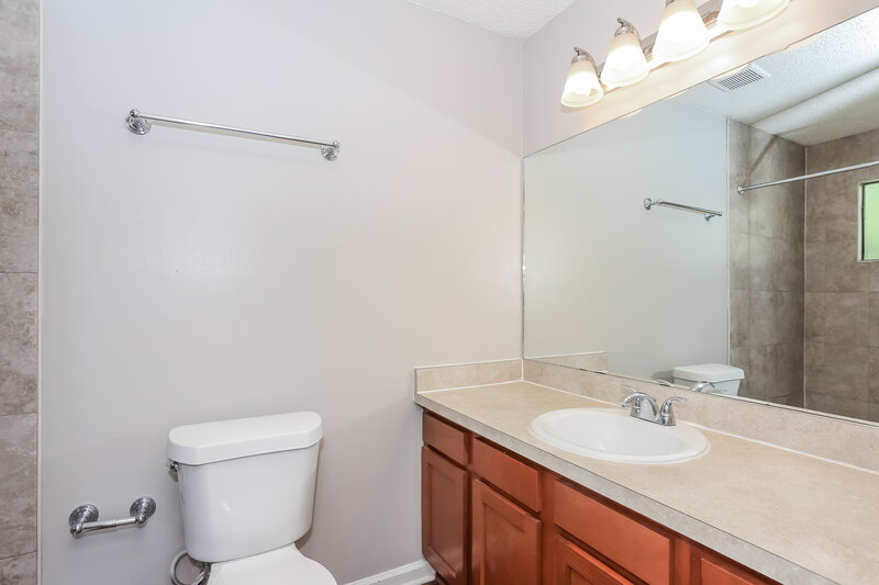 1,750/Mo, 2015 Cardiff Ln Middleburg, FL 32068 Main Bathroom View