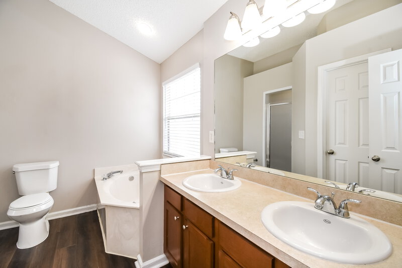 1,865/Mo, 1748 Northglen Cir Middleburg, FL 32068 Main Bathroom View
