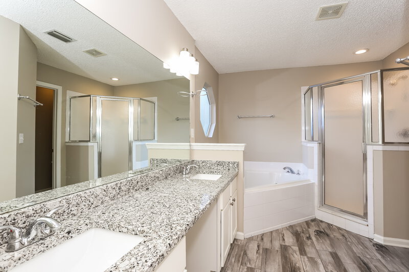 2,315/Mo, 3476 Shelley Dr Green Cove Springs, FL 32043 Main Bathroom View