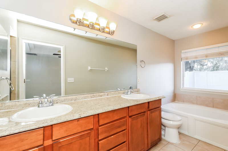 1,875/Mo, 4508 Campus Hills Cir Jacksonville, FL 32218 Main Bathroom View