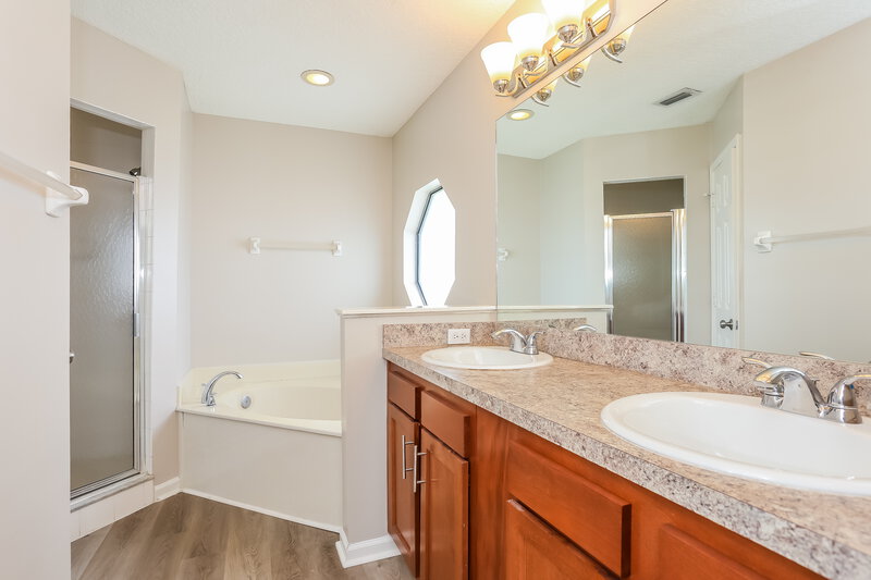 2,020/Mo, 1560 Beecher Ln Orange Park, FL 32073 Main Bathroom View