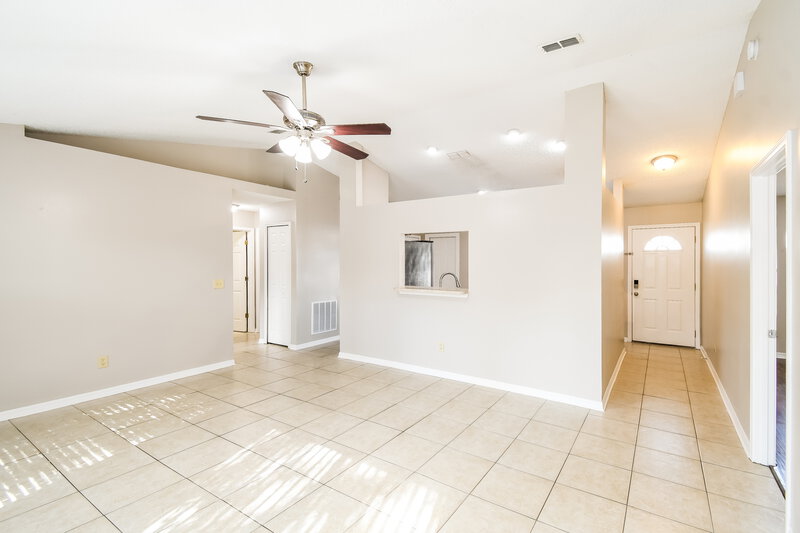 1,690/Mo, 9060 Castle Rock Dr Jacksonville, FL 32221 Living Room View 2